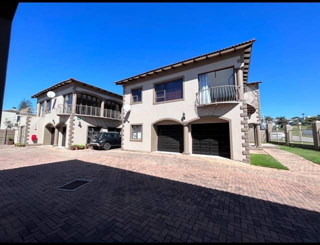 3 BEDROOM TOWNHOUSE FOR SALE IN JEFFREYS BAY CENTRAL